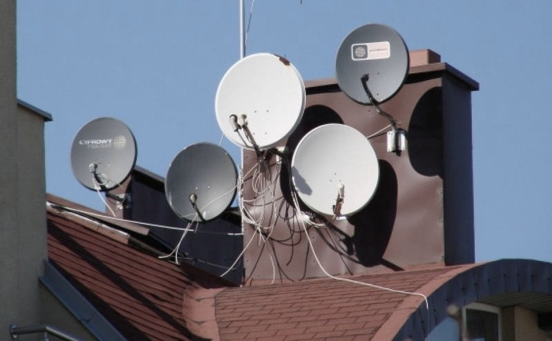 Jaka telewizja na wsi? Porównanie opcji i kosztów odbioru TV
